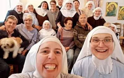Guardia Zibila Urduñako komentura bertaratu da han dauden moja nagusien egoera zein den jakiteko, moja klaratarren aurkako sententziaren ostean