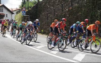 Ziztu bizian igaro dira Donostiako Klasikoko txirrindulariak Aiatik