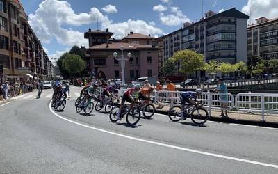 Ziztu bizian igaro da Donostiako Klasikoa Zumaiako erdigunetik