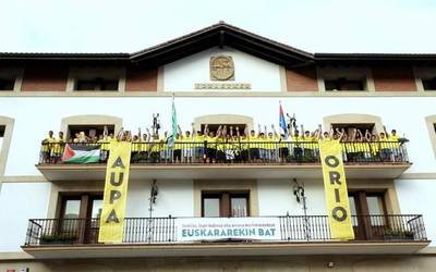 Harrera ederra egin diete herritarrek Orio Arraunketa Elkarteko gizonezkoen bi ontziei