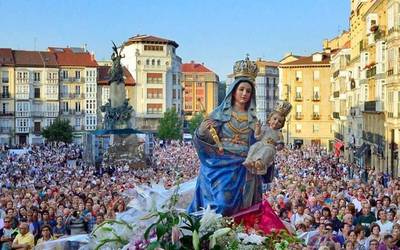 Omenaldiz eta musikaz betetako ongietorria Andre Maria Zuriaren egunari