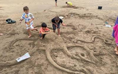 Haurrek hondarrarekin eskulturak egiten ikasteko bi saio izango dira abuztuan