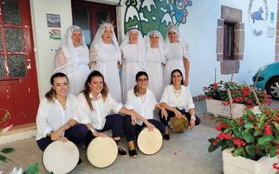 Neomak taldearekin ETBrako saioa grabatu dute Zugarramurdiko lezean