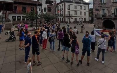 Zizurko erailketa matxistagatik «haserrea eta mina partekatzeko» bildu ziren Elizondon