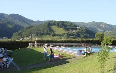 Puzgarriak izanen dituzte larunbatean Etxalarko igerilekuetan