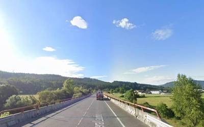 Auto bat bidetik atera da Amurrion, eta trafikoa desbideratzen ari dira