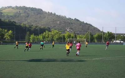 Orioko futbol eskolako belaunaldi berriak prest daude zelaira salto egiteko