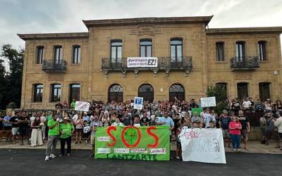 Dozenaka berangoztar atera dira kalera "aparkaleku hau ez dugu nahi!" aldarrien artean