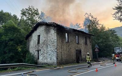 Arrasateko Ibaizabal etxea erre egin da