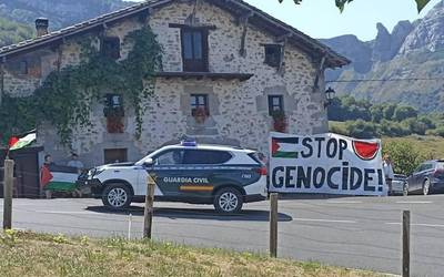 Palestinaren aldeko aldarria errepidera atera dute herritarrek, Burgoseko Itzulia igaro bitartean