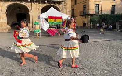 Bailarako boliviarrek independentziaren 200. urteurrena ospatu dute