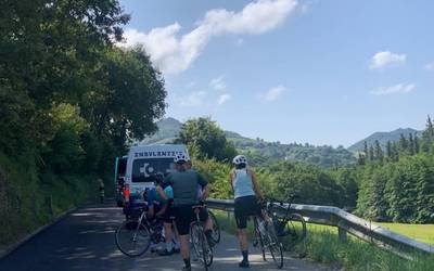 Errepide lanetan ari dira Andatzako bidean, Oriotik Aiara doan norabidean