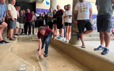 Helduek zein gazteek jardungo dute bola-jokoan andramaixetan