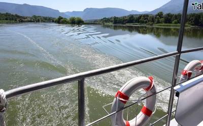 Sobron, ura eta harriak uztartzen dituen ingurua