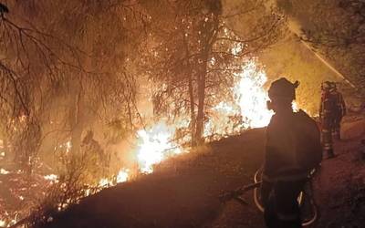 Zarrakazteluko sutea itzaltzeko lanean jarraitzen dute