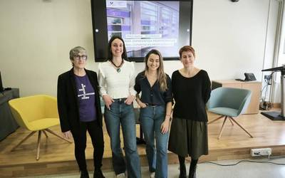 Industriaren kristalezko sabaia hausteko lanean