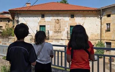 Jolasean, pistak jarraitu eta istorioa askatuz