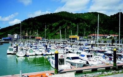 Ur gaineko aparkeleku dotorean barrena