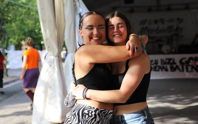 Mozorrotuta hasi dituzte andramaixak Aretxabaletako Gazte Mugimenduaren txosnagunean