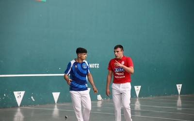 GuGeu Atxabaltako kideek pilota partiduekin eman diete hasiera Andramaixei