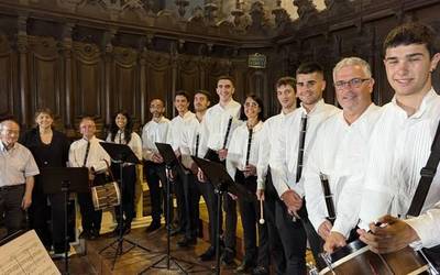 Martin Baker organo jotzailearen eta Txalkor txistulari taldearen doinuek hartu dute parrokia