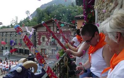 [ARGAZKI GALERIA] Abian dira Mañariko jaiak Kirikiño abesbatzak botatako txupinazoagaz