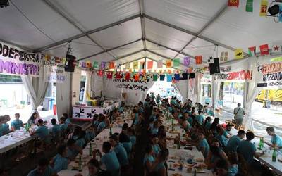 Kamiseta urdina jantzita, Atxabaltako Gazte Mugimenduko kideekin bazkaltzera!