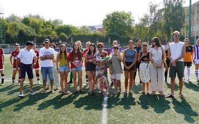 Iaz zendu zen Eva Romatet omendu dute harekin futbolean aritu ziren lagunek