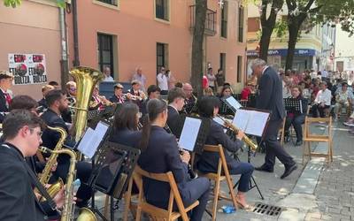 Jaietako klasiko bat, Milagroko musika banda, ekinean