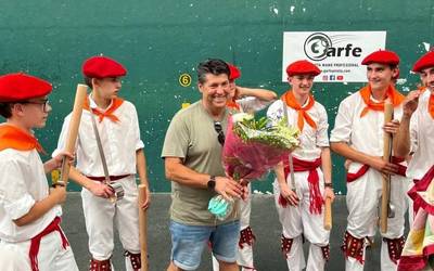 Urte askoan Andra Mari dantza taldeko dantzari eta irakasle izandako Augusto Alves omendu dute Mañariko jaietan