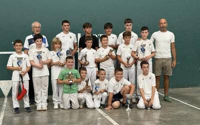 Harrobiko pilotariek erakustaldia egin dute jaietan