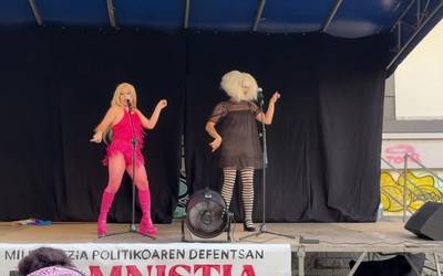 Giro paregabea Albina eta Divinaren ikuskizunean