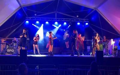 Balkan Paradise Orchestrak Aretxabaletako plaza girotu du