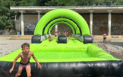 Uretako puzgarrietaz gozatzeko aukera izan zuten txikienek