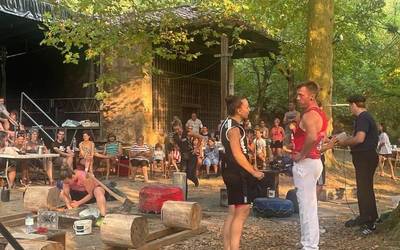 [ARGAZKI GALERIA] Herri bazkaria, auzotarren antzezlana, herri kirolak, musika, dantzak eta gehiago Arrazolako jaietan