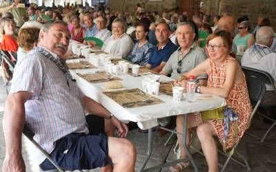 Atzoko gazteen bazkariak ehunka lagun bildu ditu arkupeetan