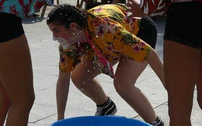 Lehia bizia herriko plazan, kuadrillen arteko jolasetan