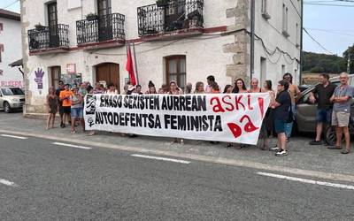 Herritar ugari bildu da Basaburuan gertatutako eraso matxista salatzeko