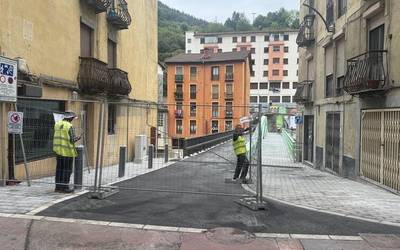 Zabaldu dute oinezkoen pasoa zubian