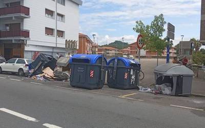 Auto istripua jazo da Sopelako Loiola Ander Deuna kalean, zauriturik gabe
