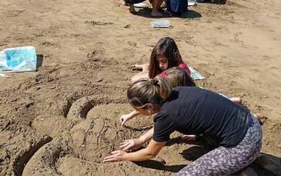 Hareazko eskulturen tailerra egin dute goiz partean, Andoni Bastarrikaren gidaritzapean