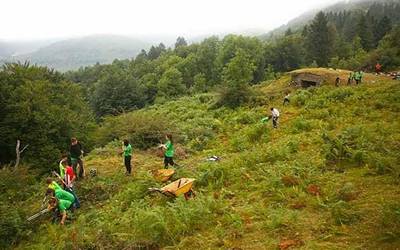 Gazte boluntarioak frankismoko memoria berreskuratzen