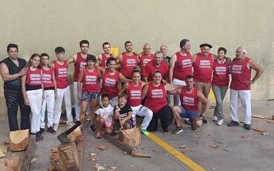 [ARGAZKIAK] Jende aunitz bildu da Urdazubin dantzarien eta herri kirolarien saioa ikusteko