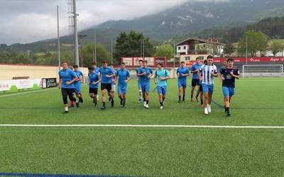 Denboraldi berria prestatzen dihardu Aloña Mendi futbol taldeak