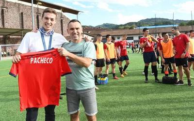 Alavesen ariko da denboraldi honetan Jon Pachecho futbolari elizondoarra