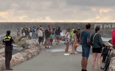 Surf ikuskizun bete-betea Antillan, atzoko itsaso harroa aprobetxatuz