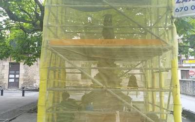 Maiatzaren 1a plazako iturria berritzeko lanak amaitzear dira