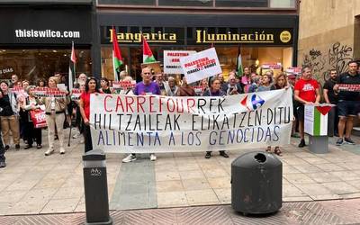 Carrefour aurrean bildu dira Israel egiten ari den genozidioa salatzeko
