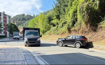 Bi ibilgailuk talka egin dute Arrasateko 17 Emakume kalean