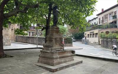 Maiatzaren 1a plazako iturria berritzeko lanak amaitu dituzte